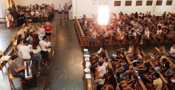 Der Projektchor mit Musiklehrer Stefan Weber mit den neuen Schülern in der St. Elisabethkirche.